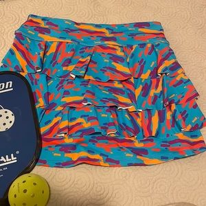 Dona Jo pickleball, tennis, golf or casual skirt. Ruffled back. Perfect.